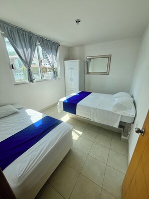 7 habitaciones, tabla de planchar con plancha, wifi y ropa de cama 