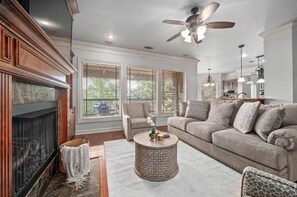 Älytelevisio, takka, pöytätennispöytä