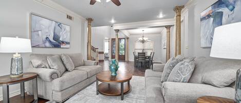 スマートテレビ、暖炉、卓球台