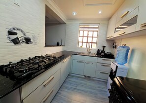 冰箱、微波炉、烤箱、炉灶