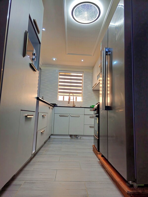 Fridge, microwave, oven, stovetop - JKIA AND SGR LAYOVER HUB. 10 min to JKIA 5 min to SGR (Nairobi)