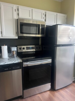 Micro-ondes, four, plaque de cuisson, lave-vaisselle