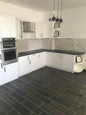 Frigorifero, microonde, forno, piano cottura