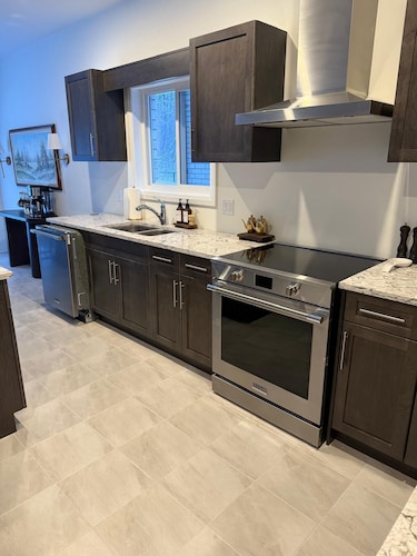 Serene Escape Near Niagara Falls
by Hunza Royal Stays