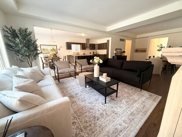 Smart TV, books - Serene Escape Near Niagara Falls
by Hunza Royal Stays (Thorold)