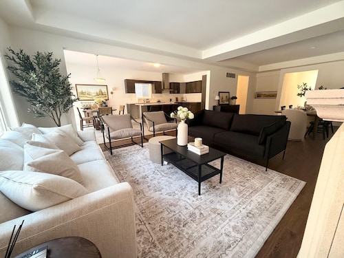 Serene Escape Near Niagara Falls
by Hunza Royal Stays