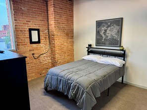 5 bedrooms, iron/ironing board, WiFi, bed sheets - Lotus Loft Downtown Toledo (Toledo)