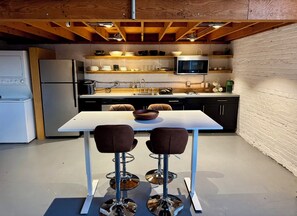 Four à micro-ondes, un four, surface de cuisson, lave-vaisselle