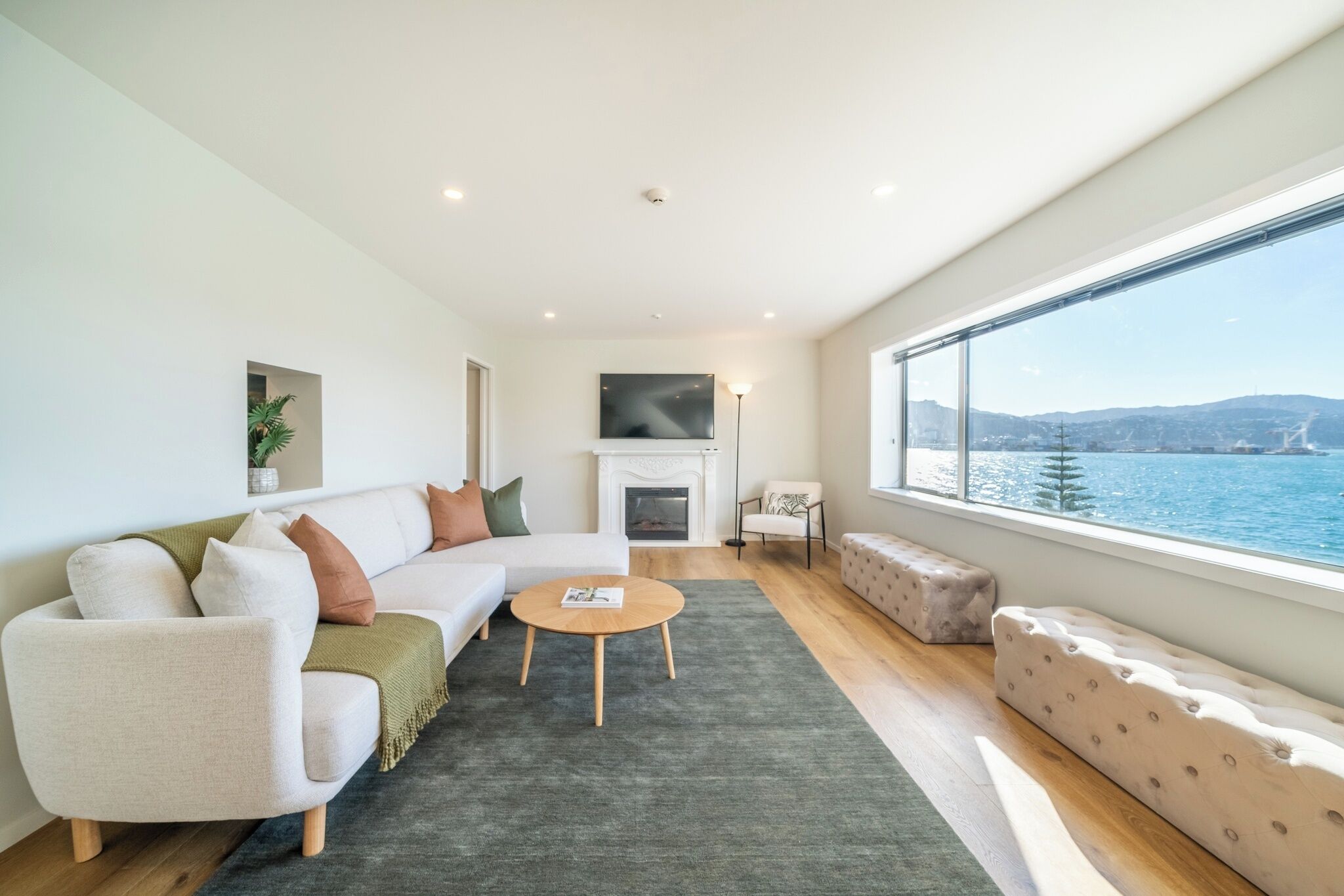 Smart TV, books, stereo