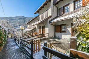 A snow-covered mountain path leading to a traditional chalet with a wooden fence and a stone staircase. - La Casa Di Dadà with Terrace and Garden, Oulx, Italy (Oulx)