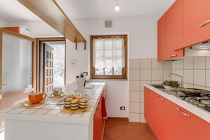 Fridge, oven, stovetop, coffee/tea maker