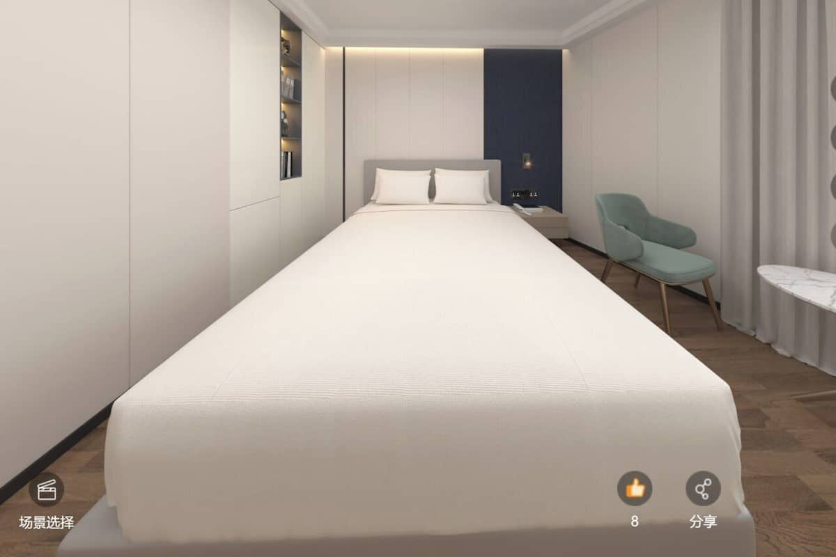 Ett modernt hotellrum med en stor säng, ett nattduksbord, en stol och ett litet bord.