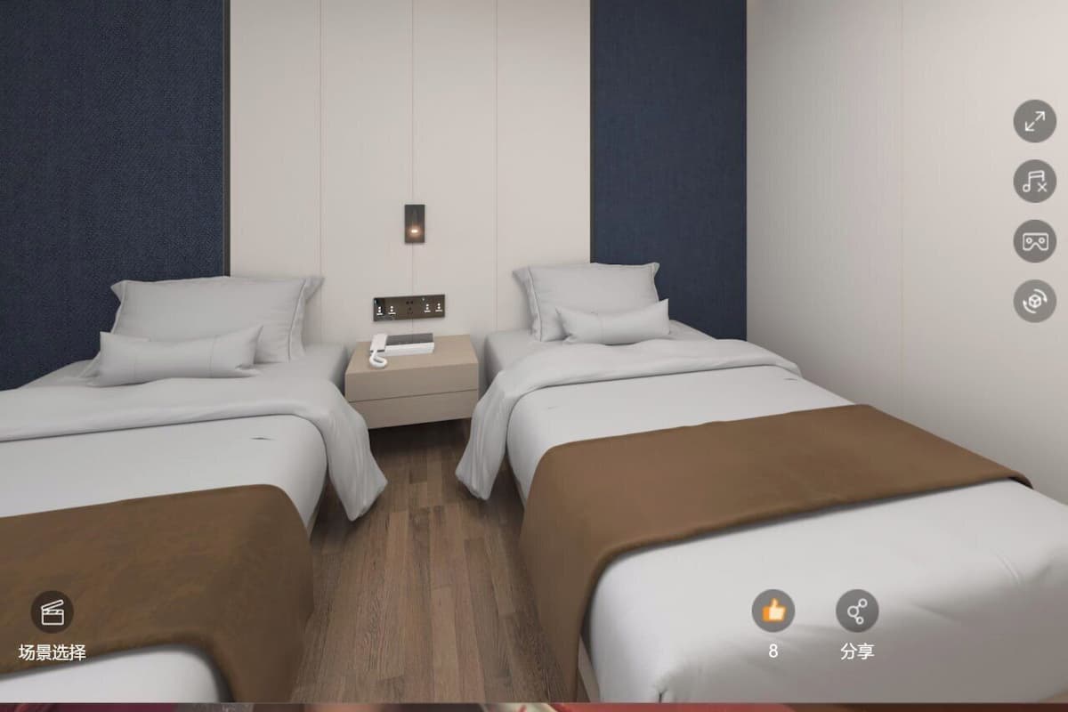 Ett modernt hotellrum med två separata sängar, ett nattduksbord med en lampa och en väggmonterad kontrollpanel.