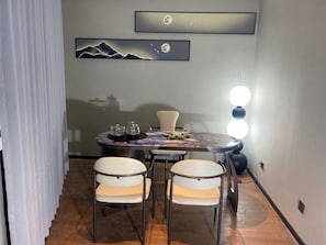 Deluxe Double Room | In-room dining