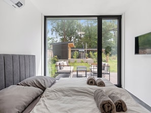 10 bedrooms, desk, internet