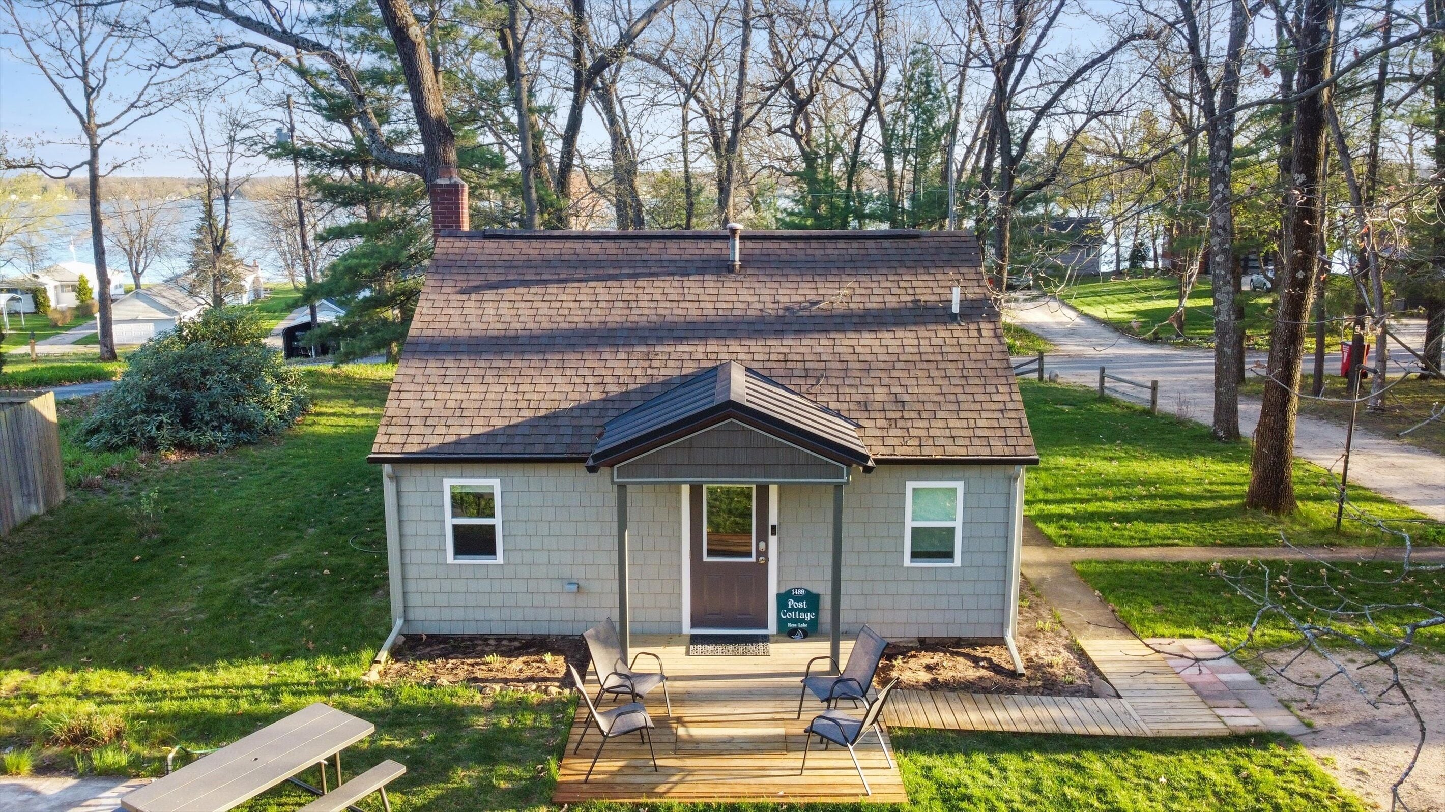 Cozy cottage on back lot with private access down a path to the lake