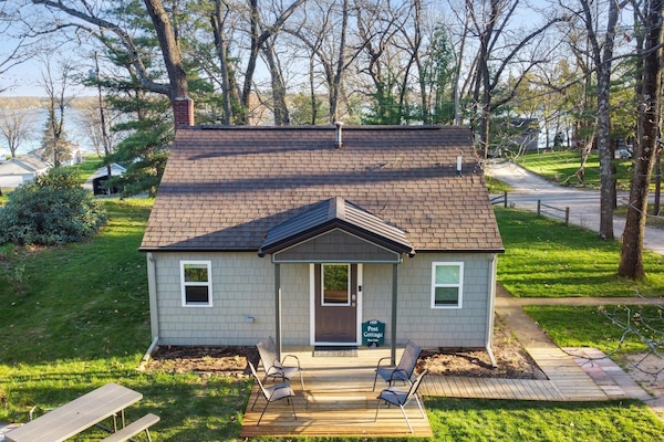 Cozy cottage on back lot with private access down a path to the lake