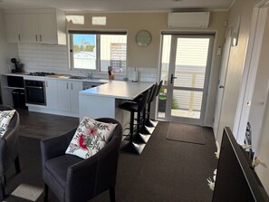 Fridge, microwave, oven, stovetop - Havelock Cottage - Pukeko Nest (Havelock North)