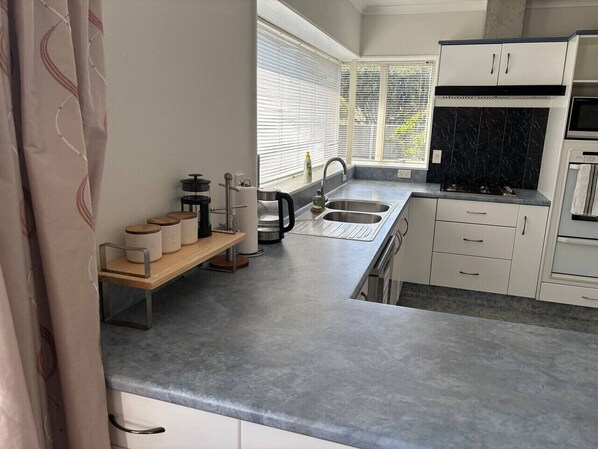 Kylskåp, mikrovågsugn, ugn och spishäll