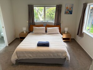 4 habitaciones, tabla de planchar con plancha, wifi y ropa de cama 