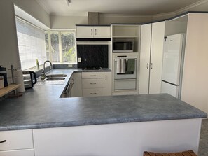 Refrigerador, microondas, horno, placa de cocina