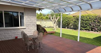 Walk to wineries - Modern retreat