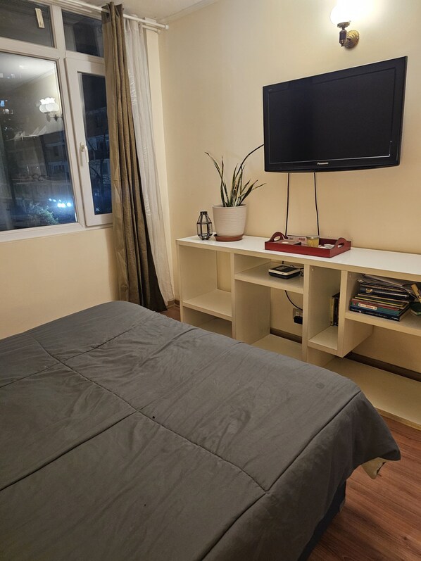 2 bedrooms, iron/ironing board, WiFi