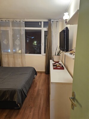 2 bedrooms, iron/ironing board, WiFi