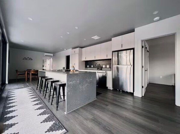 電子レンジ、オーブン、コンロ、食器洗い機