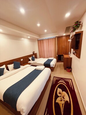 Deluxe Double or Twin Room, Balcony, Mountain View | Peralatan tempat tidur premium, katil Select Comfort 