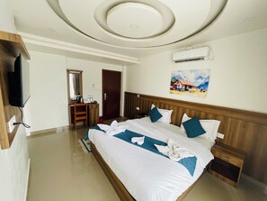 Deluxe Single Room, 1 King Bed, Balcony, Partial Lake View