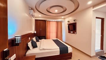 Deluxe Single Room, Balcony, Partial Lake View | Meja, ruang kerja komputer riba, kalis bunyi, seterika/papan seterika