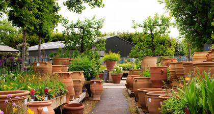 Stylishly dog friendly with hot tub - The Mews at Sturt Farm Courtyard