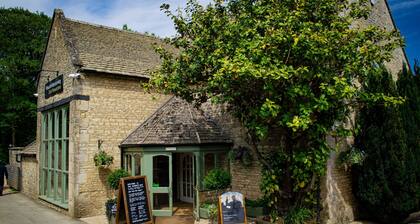 Stylishly dog friendly with hot tub - The Mews at Sturt Farm Courtyard
