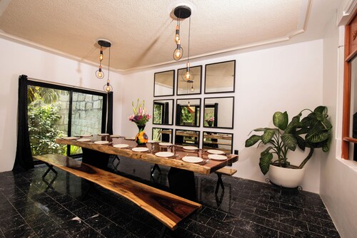 EXCLUSIVE LUXURY VILLA WITH 8 BEDROOMS AND PRIVATE GARDENS.