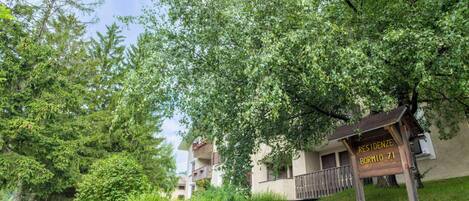 Un edificio residencial con un letrero que indica 'RESIDENCE BORMIO 71'.