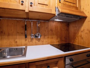 Frigorífico, lavavajillas, trona infantil y utensilios de cocina