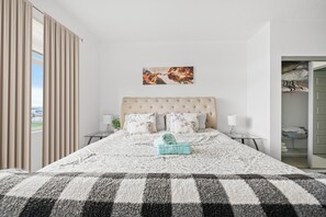 2 bedrooms, iron/ironing board, WiFi, bed sheets - Perfect, Relaxing King Bed Suite W/ Free Parking (Edmonton)