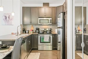 Private kitchen - Perfect, Relaxing King Bed Suite W/ Free Parking (Edmonton)