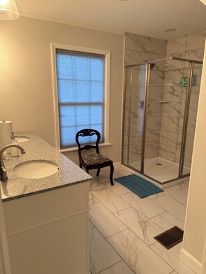 Douche, sèche-cheveux, serviettes fournies, savon