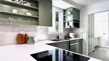 Kjøleskap, mikrobølgeovn, ovn og kokeplater