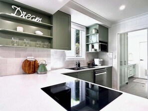 Kühlschrank, Mikrowelle, Ofen, Herdplatte