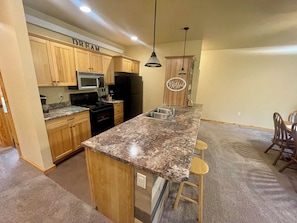 Microwave, oven, stovetop, dishwasher - Gold Pan Hideaway (Hill City)
