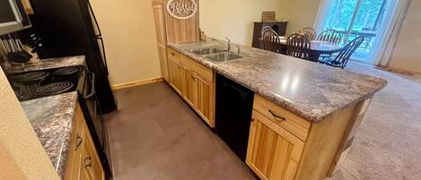 Een microgolfoven, een oven, een kookplaat, een vaatwasser