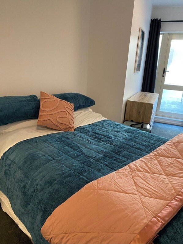 Iron/ironing board, WiFi, bed sheets