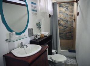 Basic Triple Room | Bathroom - Carpao Lodge (Puerto Ayora)