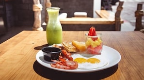 Petit déjeuner composé de spécialités régionales (8.5 USD par personne)