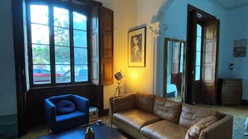 Suíte superior, sacada, vista para a cidade | Wi-Fi de cortesia