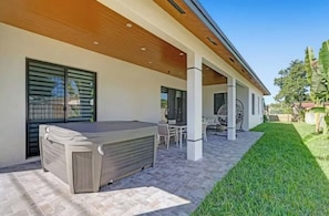 Outdoor dining - Casa Suprema | HotTub | Heated Pool | Gameroom (Fort Lauderdale)