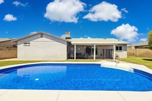A modern house with a swimming pool, a covered patio, and a fenced backyard. - Unique Luxury Daily Monthly Rent Near ASU Pet Friendly Pool (Tempe)